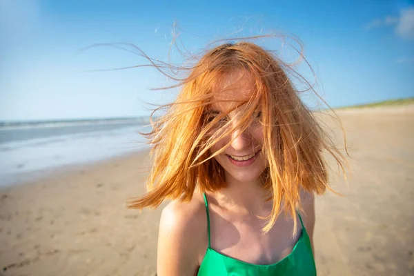 Šťastná Mladá Dívka Rozcuchané Vlasy Pláži — Stock fotografie