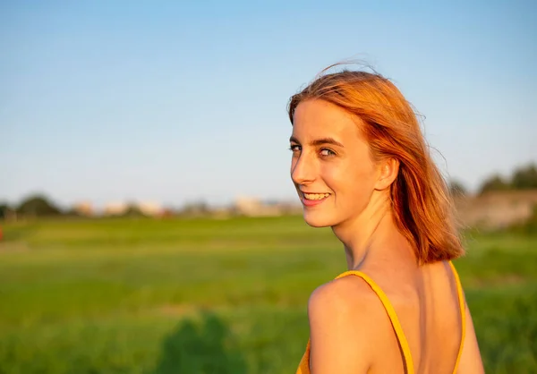 Šťastná Mladá Dívka Večerním Slunci — Stock fotografie