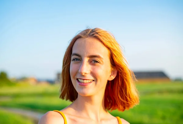 Menina Feliz Prado — Fotografia de Stock