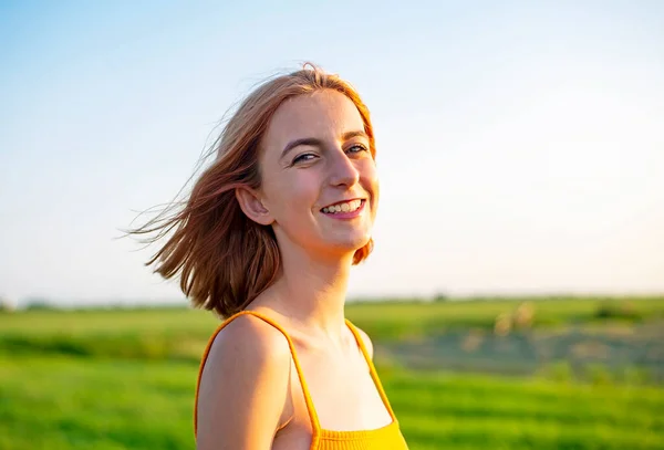 牧草地で幸せな若い女の子 — ストック写真