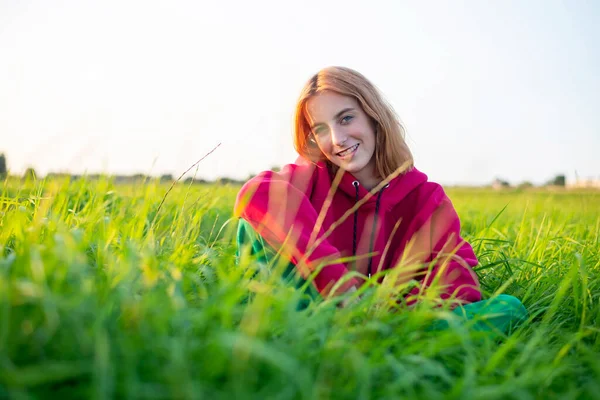 Glad Ung Flicka Sitter Äng Kvällen Sol — Stockfoto