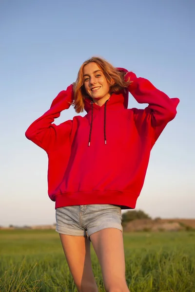 Menina Feliz Desfrutando Sol Noite — Fotografia de Stock