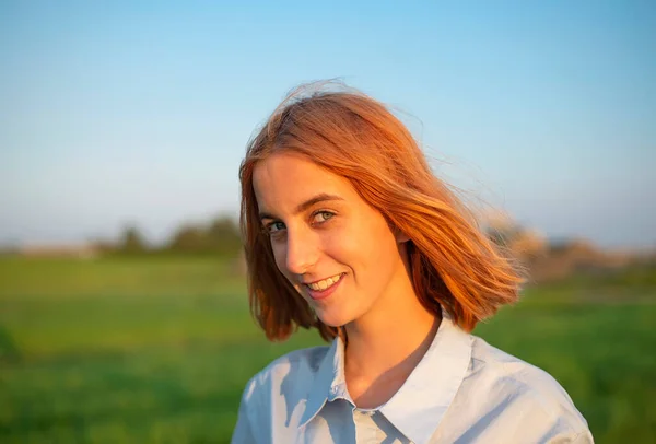 Menina Feliz Sol Noite — Fotografia de Stock