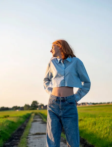 Glückliches Junges Mädchen Genießt Abendsonne — Stockfoto