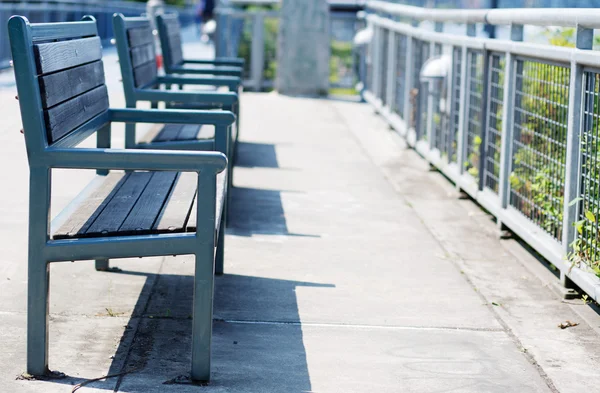 Panchine in metallo verde — Foto Stock