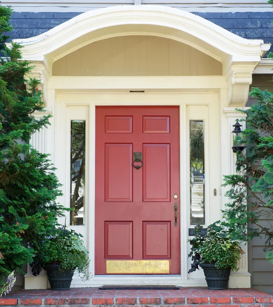 Magenta porta di casa — Foto Stock