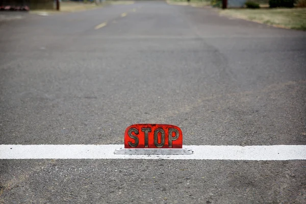 Segno di stop a livello stradale vecchio stile con dof poco profondo — Foto Stock