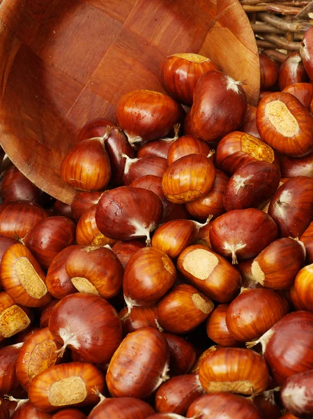 Καλάθι με chesnuts — Φωτογραφία Αρχείου