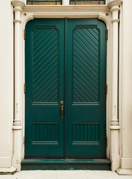 Coloniale porta verde — Foto Stock