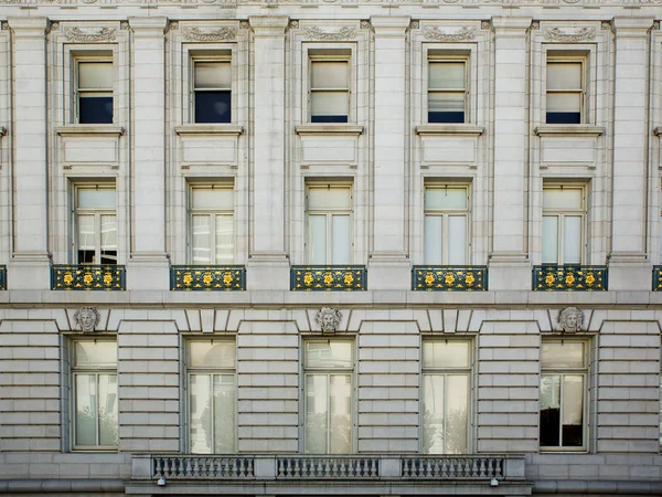 Edifício de escritório cinza velho — Fotografia de Stock