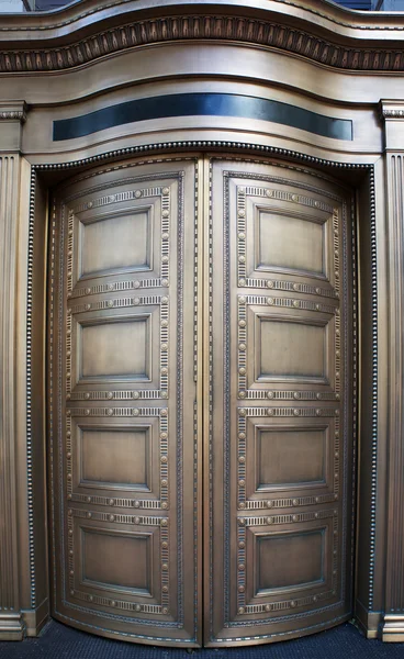 Big Brass Revolving Bank Doors de perto — Fotografia de Stock