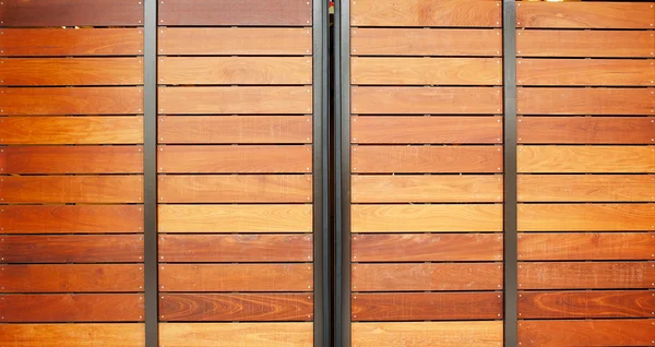 Деревянные гаражные двери — стоковое фото