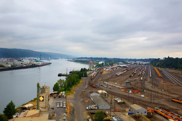 Schiene und Schifffahrt — Stockfoto