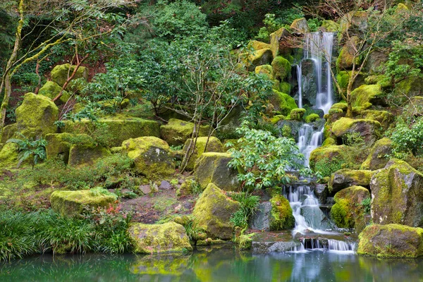 Asiatischer Gartenwasserfall — Stockfoto