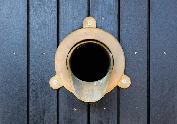 真鍮樋の縦樋 — ストック写真