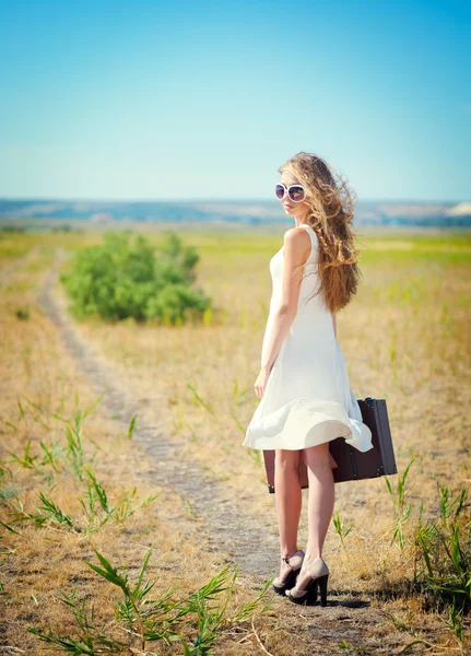 Chica en el camino — Foto de Stock