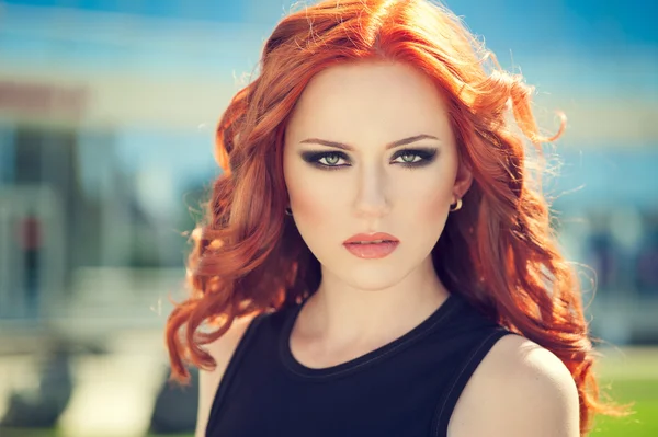 Mulher com cabelo vermelho — Fotografia de Stock