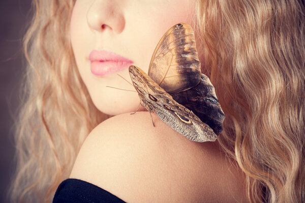 Девушка с бабочкой
