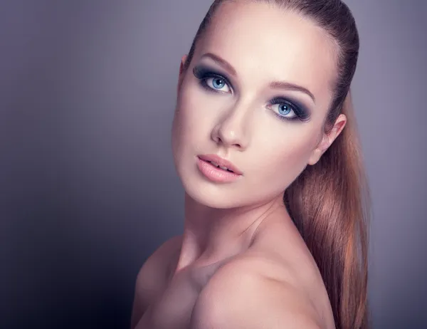 Mujer con maquillaje de ojos humeantes — Foto de Stock