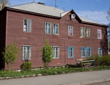 Şehirdeki ahşap ev.