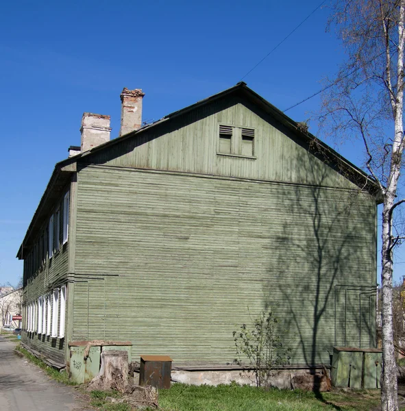 Деревянный дом в городе — стоковое фото