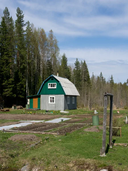 Huis in het dorp in de zomer — Stockfoto