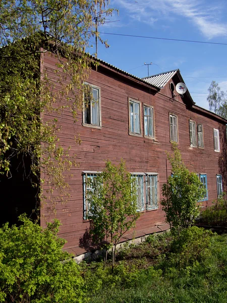 Casa in legno in città — Foto Stock