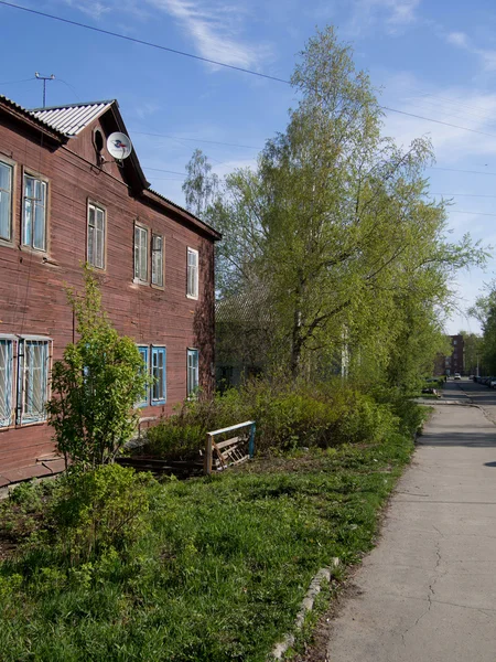 Houten huis in de stad — Stockfoto