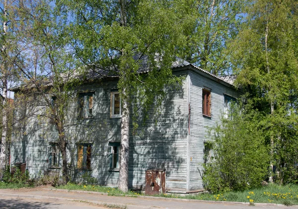 Houten huis in de stad — Stockfoto