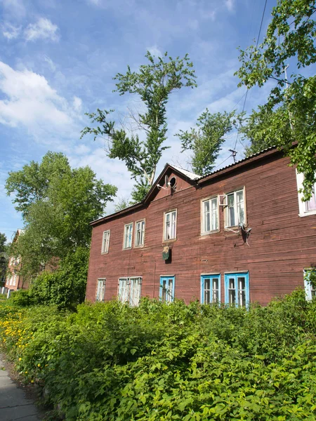 Деревянный дом в городе — стоковое фото