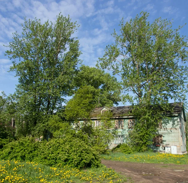 Holzhaus in der Stadt — Stockfoto