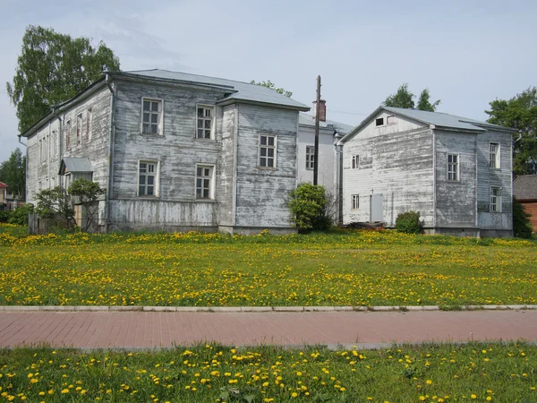 Holzhaus in der Stadt — Stockfoto