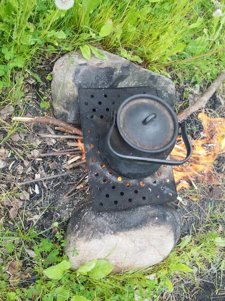 Teekanne und Wasserkocher auf dem Feuer im Sommer — Stockfoto