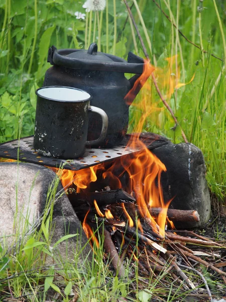 Tetera y hervidor de agua en un incendio en el verano —  Fotos de Stock