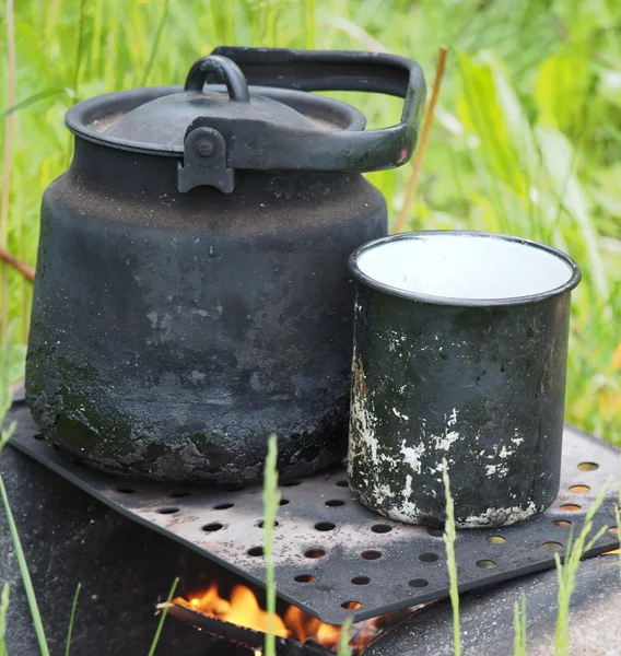 Teekanne und Wasserkocher auf dem Feuer im Sommer — Stockfoto