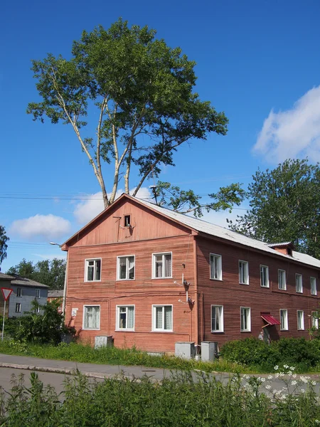 Wooden house in the city — Stock Photo, Image