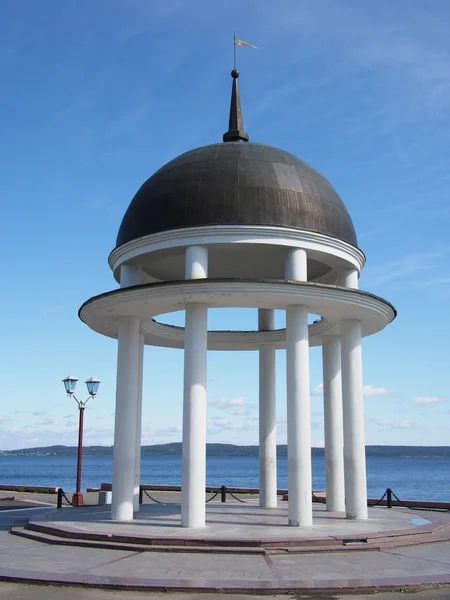 Rotunda in Petrozavodsk. Embankment of Onega Sea. — Stock Photo, Image