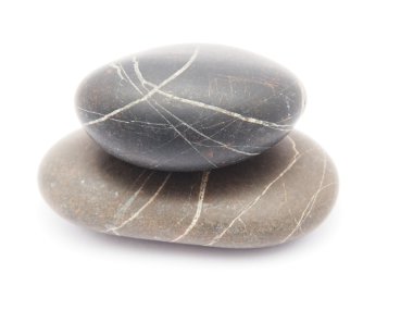 beyaz zemin üzerine çakıl