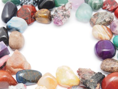 beyaz zemin üzerinde mineral