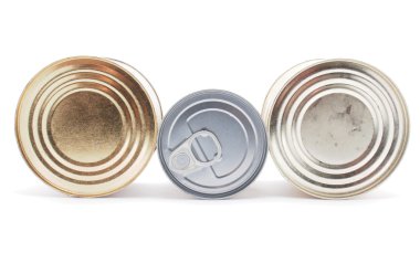 beyaz arkaplanda teneke kutu