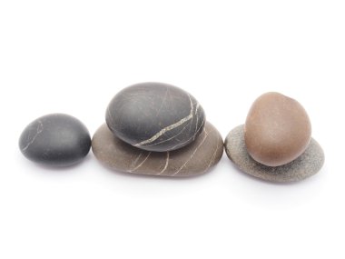 beyaz zemin üzerine çakıl