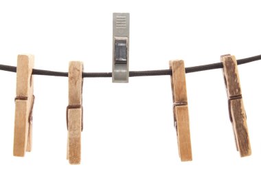 clothespins ve beyaz zemin üzerine ip