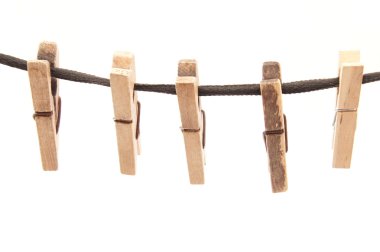clothespins ve beyaz zemin üzerine ip
