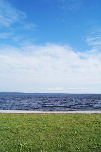 Lago, cielo ed erba. Petrozavodsk, Russia, Carelia — Foto Stock