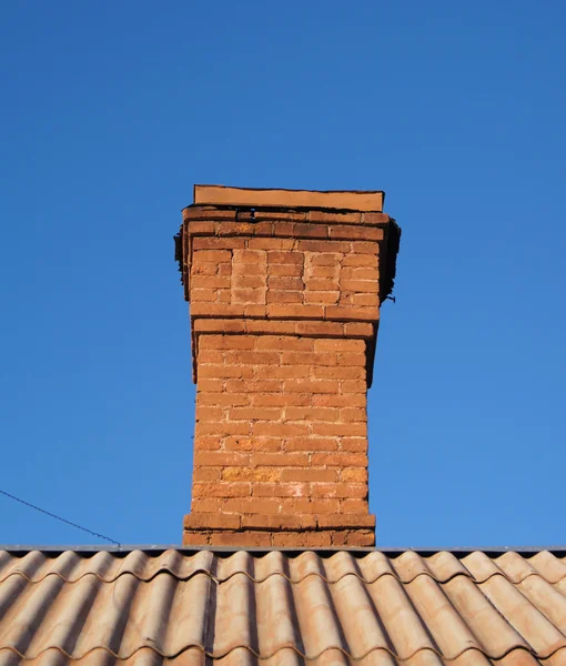 Ziegelkamin auf dem Dach — Stockfoto