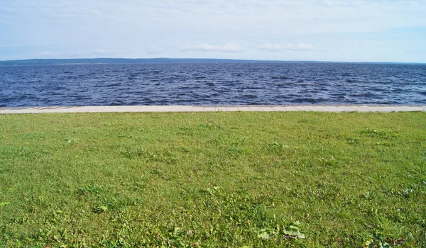 Lago, cielo ed erba. Petrozavodsk, Russia, Carelia — Foto Stock