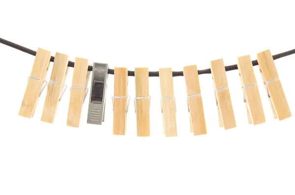Wasknijpers en touw op een witte achtergrond — Stockfoto