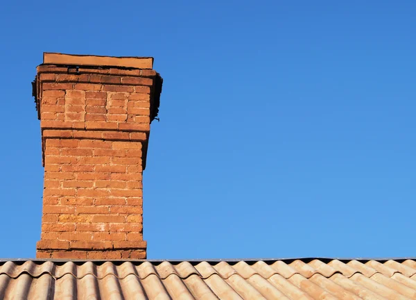 屋根の上にレンガ煙突 — ストック写真