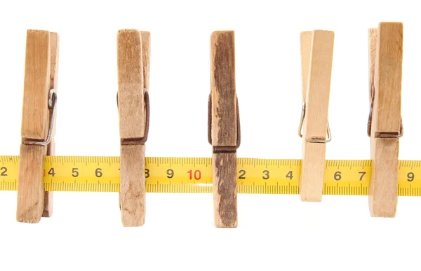 Beyaz zemin üzerinde bir rulet üzerinde clothespins — Stok fotoğraf