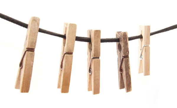 Clothespins ve beyaz zemin üzerine ip — Stok fotoğraf